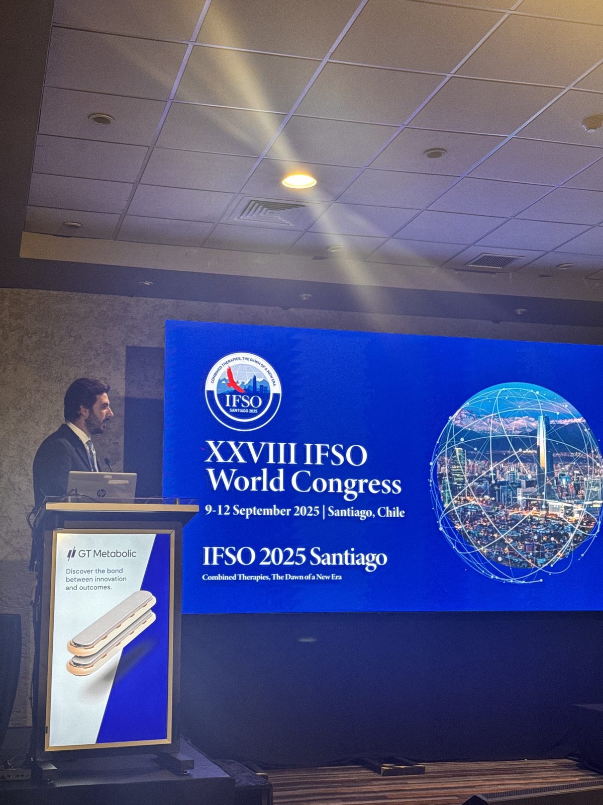 Il dottor Luigi Flagiello presenta al XXVIII IFSO World Congress di Santiago del Cile, settembre 2025